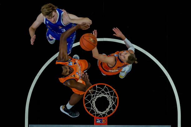 荷兰队社媒晒历代球星巨幅TIFO：今夜让我们展翅高飞！.