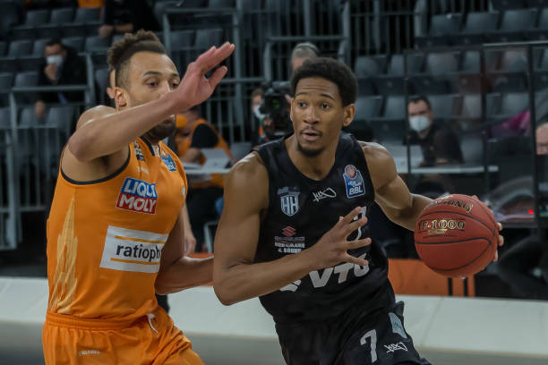 费及薪资空 费及薪资空