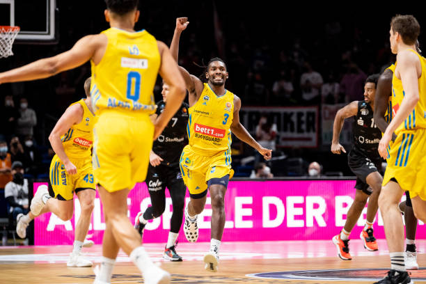 一防有戏吗？阿门本赛季第9次单场至少2抢断2盖帽 联盟第5多.